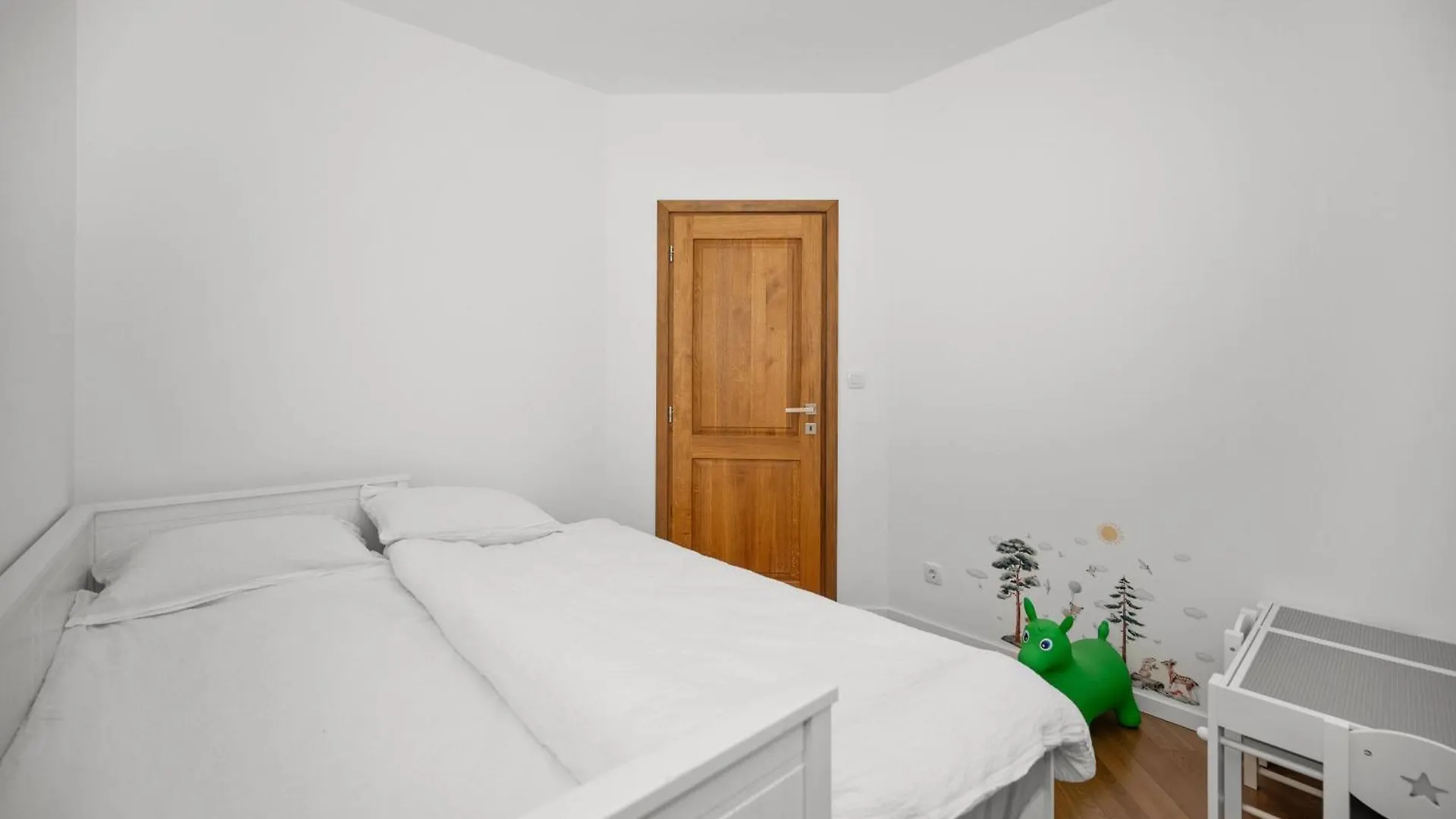 Wunderschoener Neubau Bungalow Mit Privatem Pool Und Jacuzzi Vozilici Holiday home