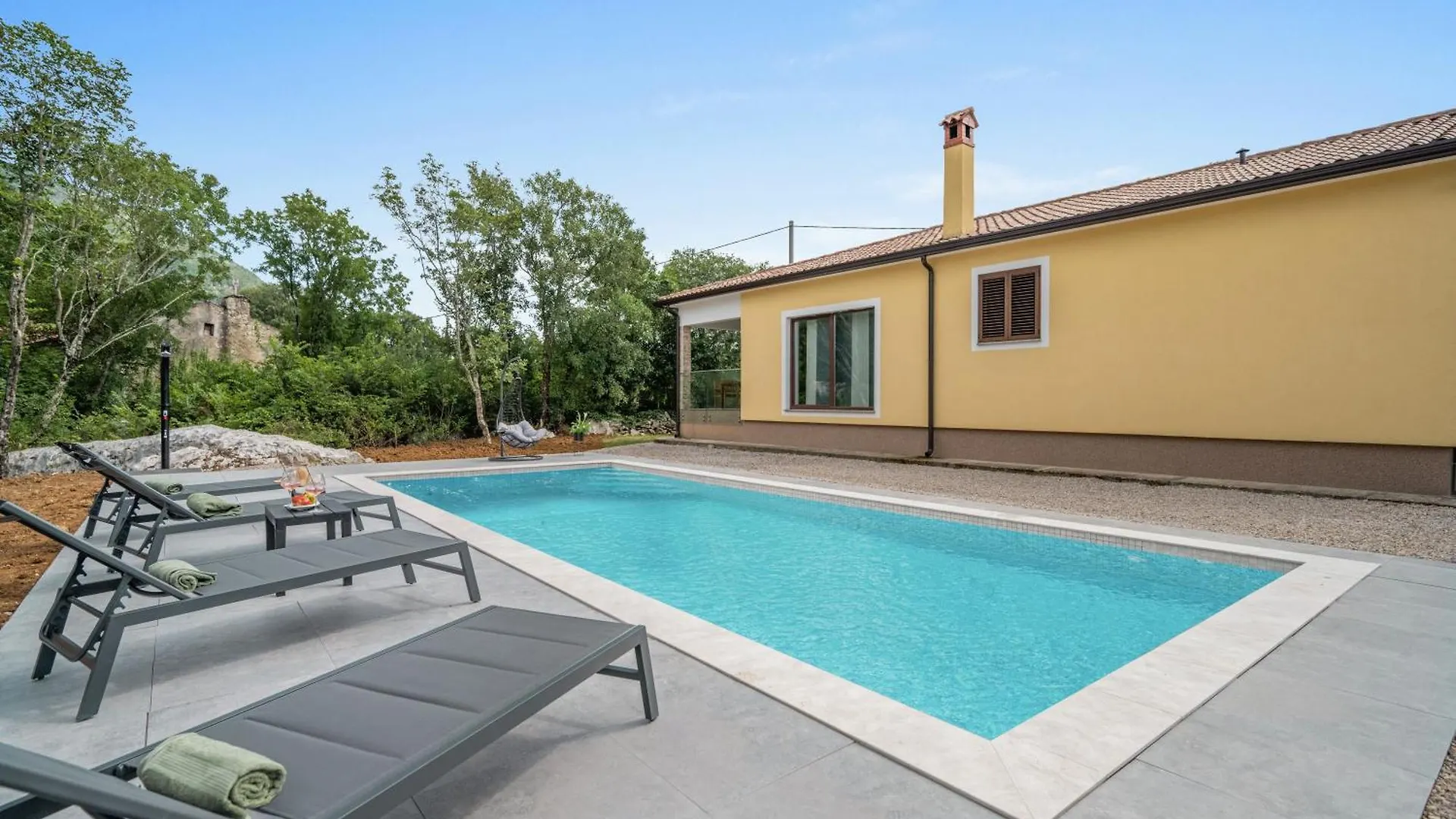 Wunderschoener Neubau Bungalow Mit Privatem Pool Und Jacuzzi Vozilici