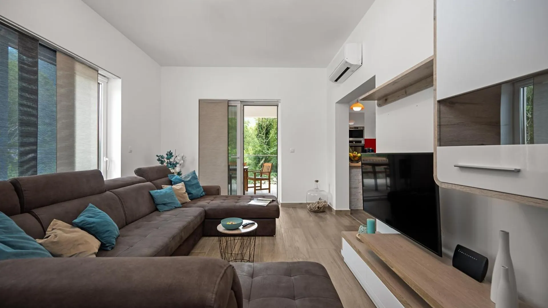 Wunderschoener Neubau Bungalow Mit Privatem Pool Und Jacuzzi Vozilici