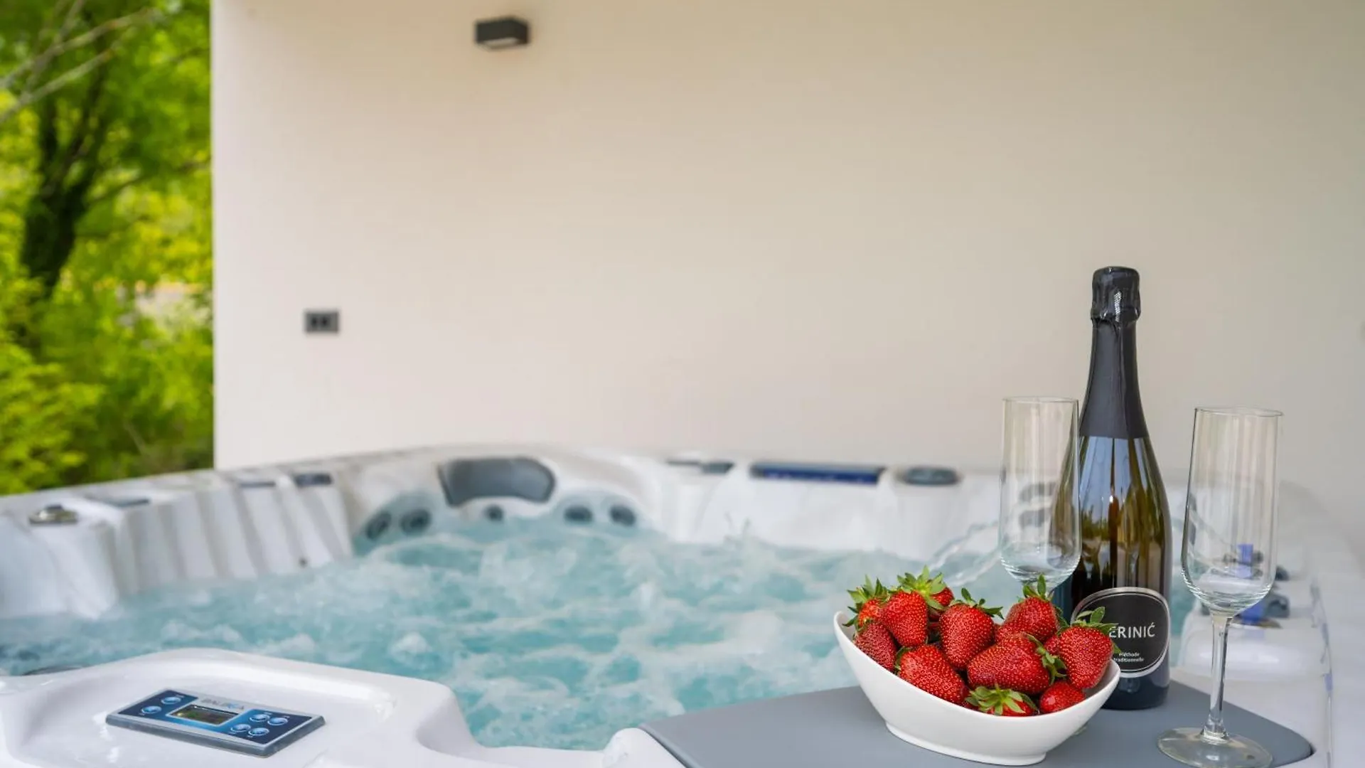 Wunderschoener Neubau Bungalow Mit Privatem Pool Und Jacuzzi Vozilici