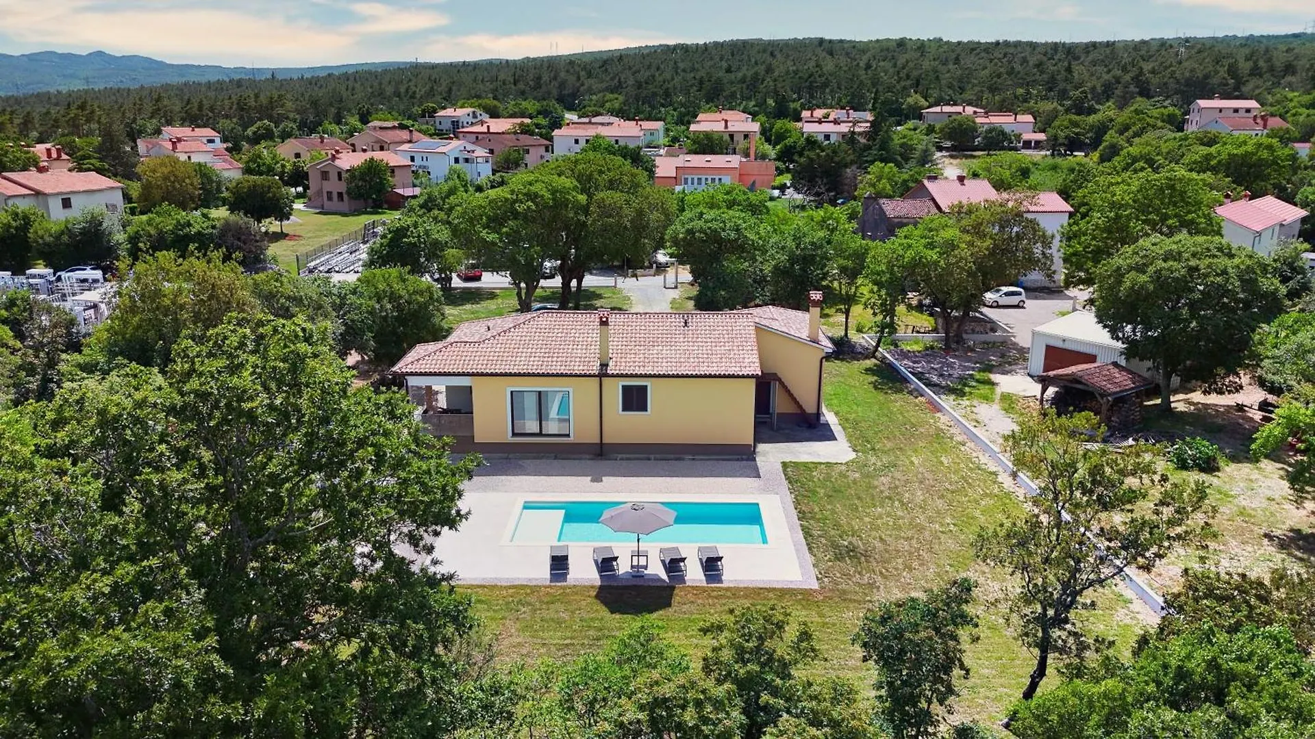 Wunderschoener Neubau Bungalow Mit Privatem Pool Und Jacuzzi Vozilici